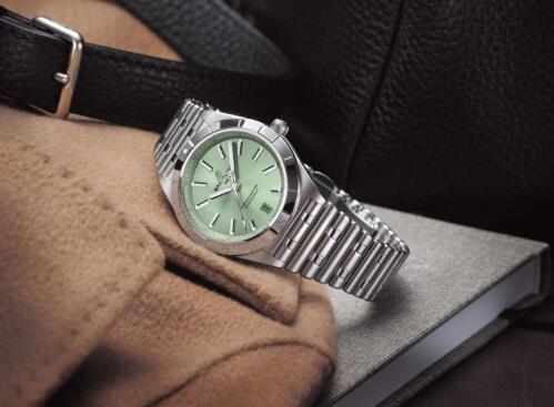 Breitling kopior klockor avslöjar Chronomat för kvinnor,lägger till Spotlight Squad